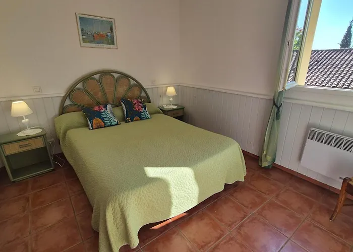 Maison Cote Sud Avec Piscine A בית נופש